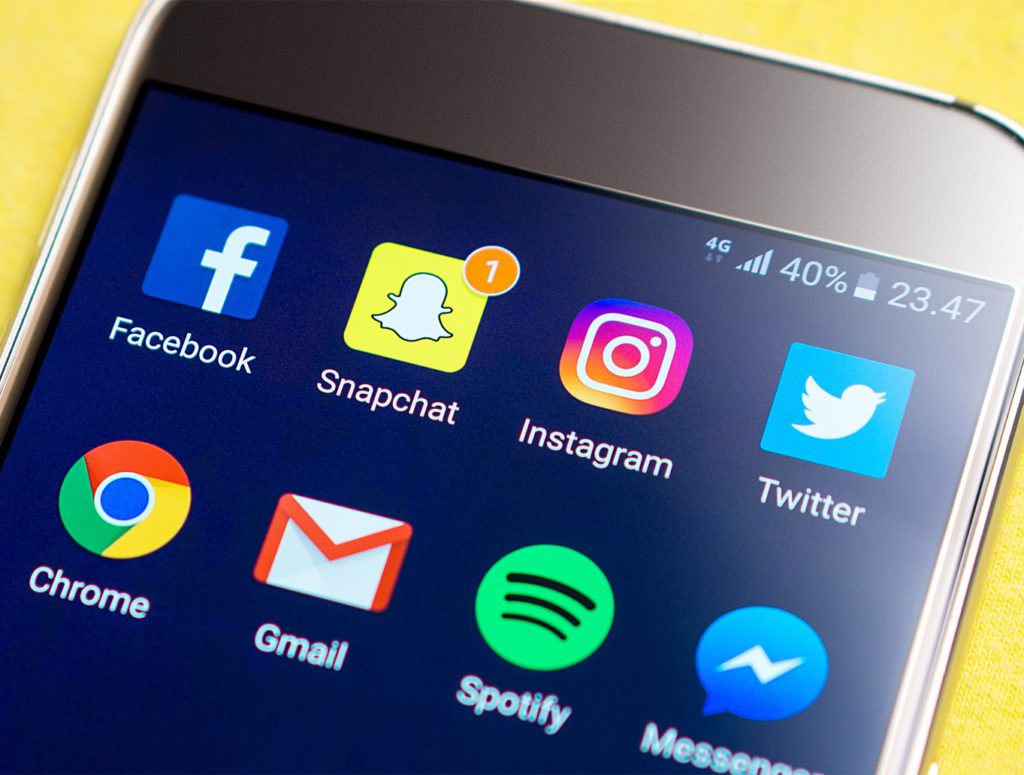 En bild på en mobil med sociala medier på