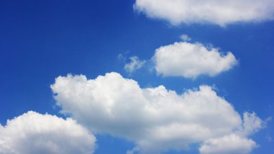 Blå himmel med vita moln.