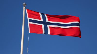 Norska flaggan. Den är röd, med ett blått och vitt kors.