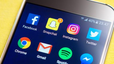 En smartphone mot en gul bakgrund