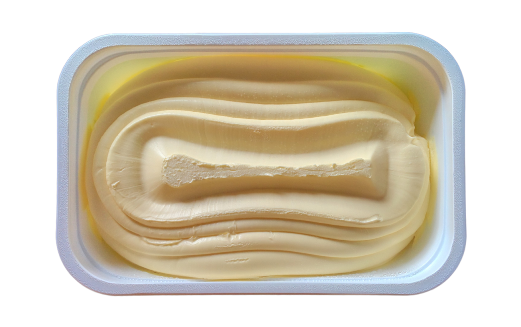 Ett smörpaket av plast fyllt med margarin.