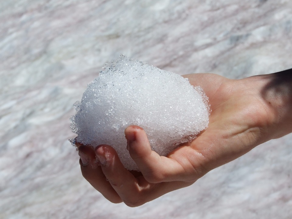 En person håller i en snöboll