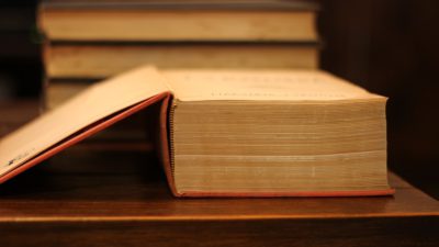 En tjock uppslagen bok