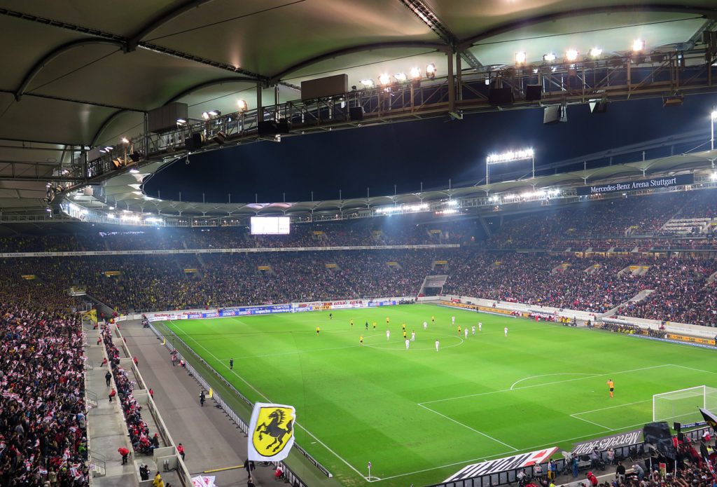 Bild på en gigantisk fotbollsstadium fylld med publik. Bilden är från en match i Bundesliga, Tysklands högsta liga.