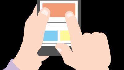 En person som trycker på sin telefon