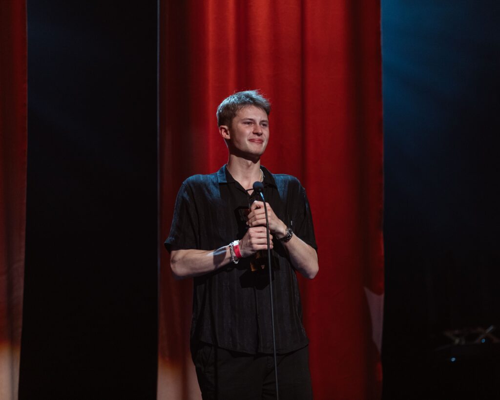 Victor Leksell tar emot sin Grammis